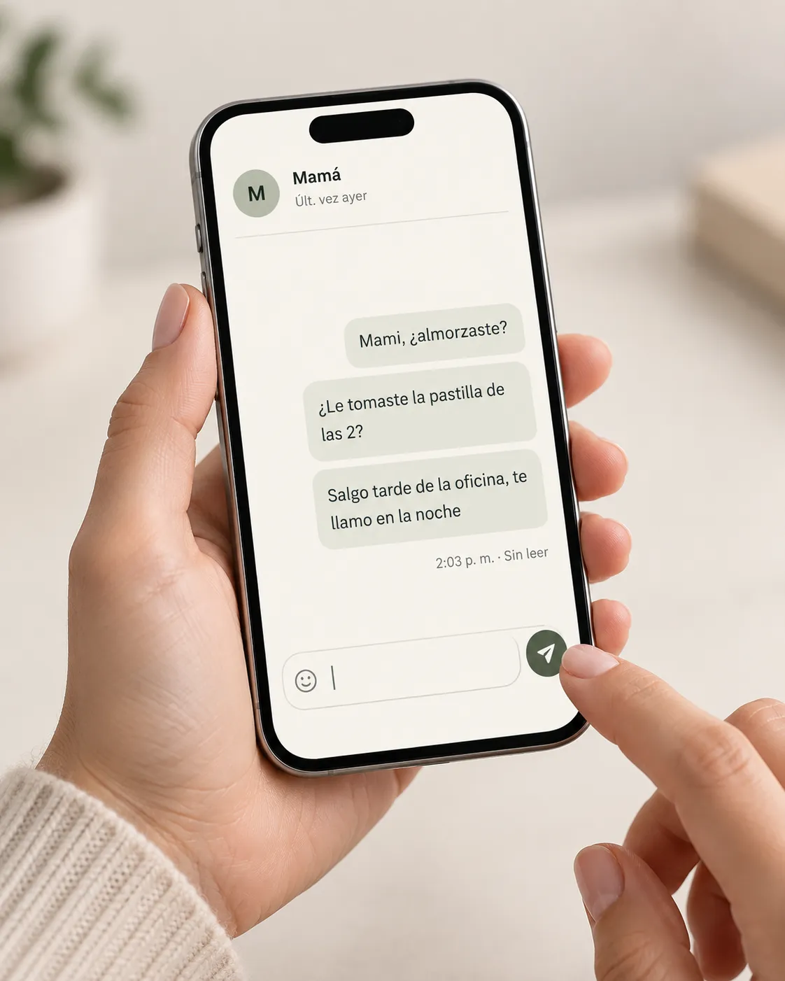 Manos sosteniendo un celular con mensajes a mamá sin leer